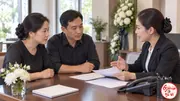 Hai người lớn trao đổi với nhân viên tại bàn giấy có điện thoại và hoa trắng