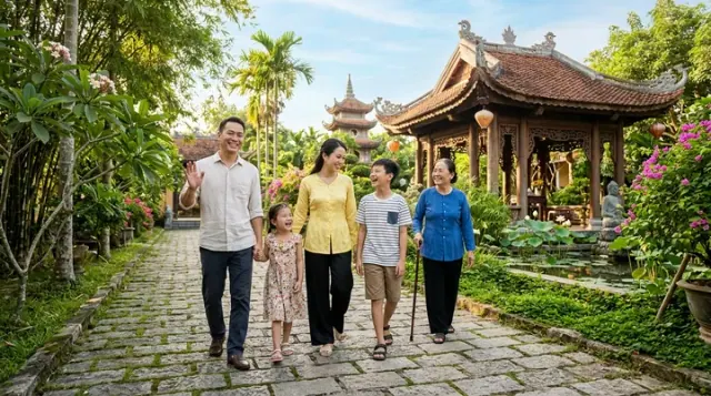 Gia đình đi trên lối trong khuôn viên có cây và một mái đình nhỏ