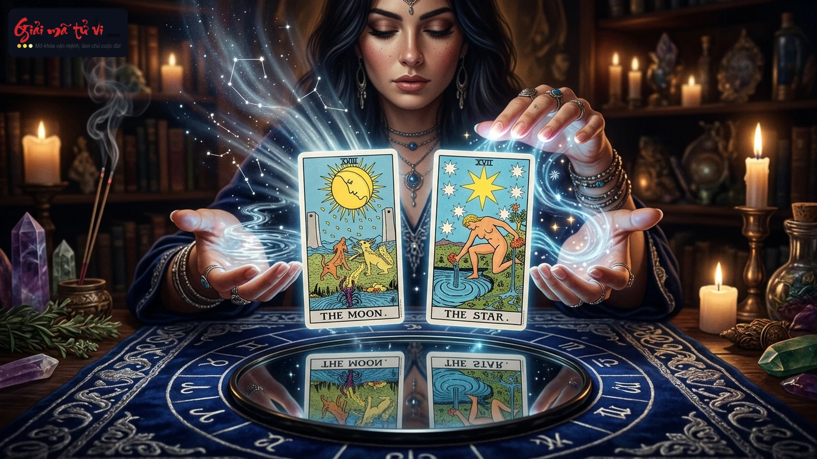Nghệ Thuật Soi Bóng Biểu Tượng Scrying Trong Tarot – Đôi bàn tay của Reader tỏa ra làn sương năng lượng bạc huyền diệu trên gương hắc diệu thạch, phản chiếu lá The Moon và The Star dát bạc lấp lánh