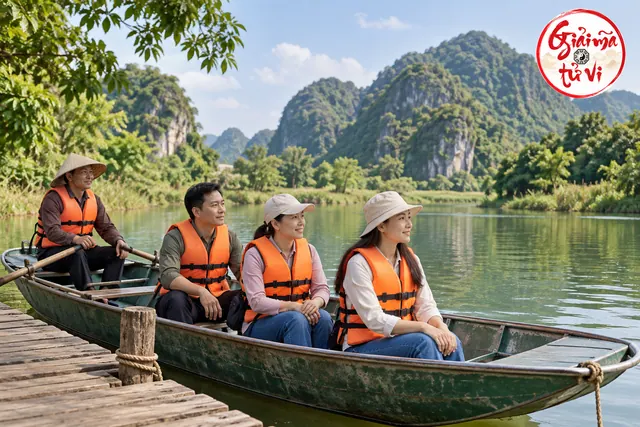 Ba hành khách và người chèo đò ngồi trong thuyền cạnh bến, tất cả mặc áo phao đã cài