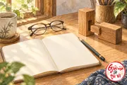 Sổ trống, bút chì, kính và mẫu mộng gỗ trên bàn, logo Giải Mã Tử Vi ở góc dưới phải