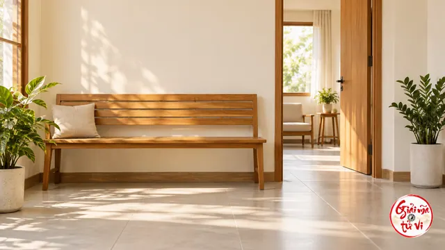 Ghế gỗ bên tường sáng, cửa mở và lối sàn thông thoáng, logo Giải Mã Tử Vi ở góc dưới phải