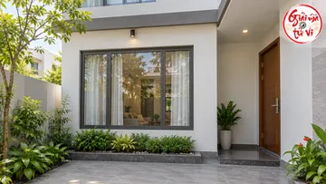 Cửa gỗ nằm trong hốc bên phải mặt tiền có cửa kính lớn