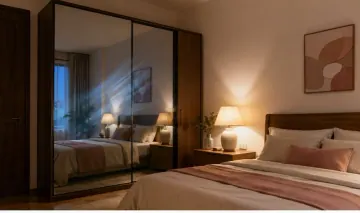 Cánh tủ gương phản chiếu giường và đèn đầu giường, có vệt sáng xanh được vẽ trên mặt gương