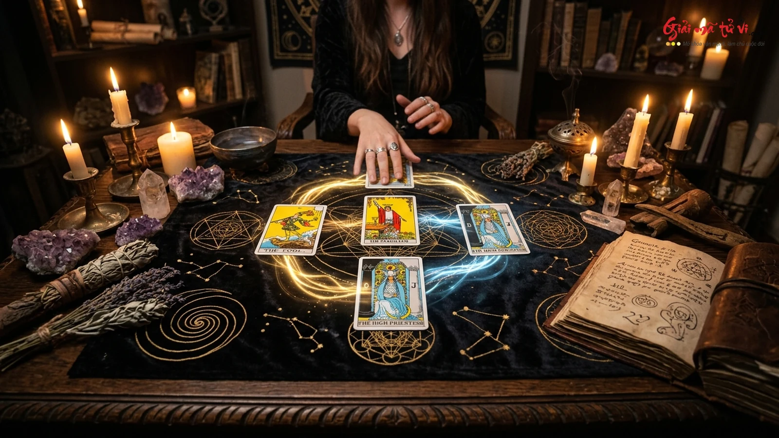 Bàn trải bài Tarot huyền bí với các luồng sáng năng lượng vàng kim kết nối ánh mắt và cử chỉ giữa các lá bài The Magician The High Priestess The Fool