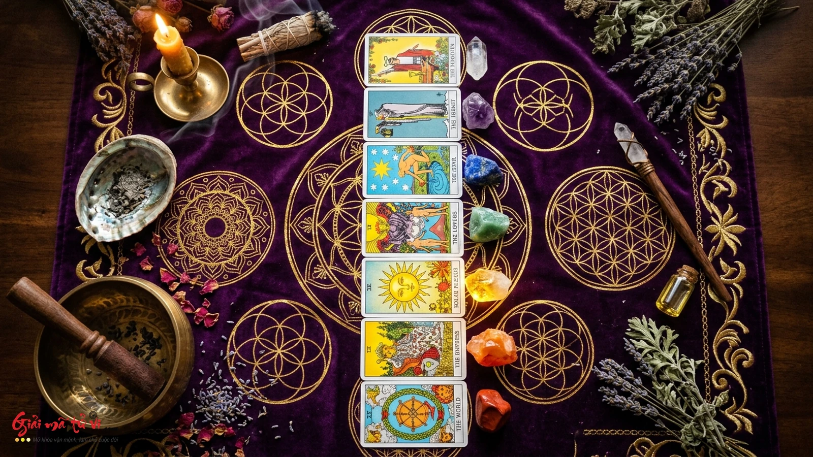 Phác đồ 6 trải bài Somatic Tarot trị liệu thân tâm thực chiến trên khăn nhung thiên văn dát vàng, kết hợp chuông xoay Tây Tạng và sổ tay ghi nhận phản xạ thần kinh
