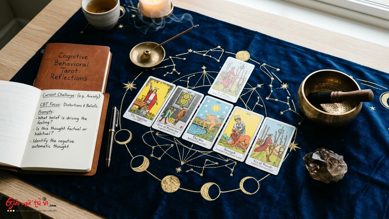 Phác đồ trải bài Tarot trị liệu nhận thức hành vi CBT chuyên sâu trên khăn nhung thiên văn dát vàng cùng chuông xoay Tây Tạng và sổ tay tự vấn