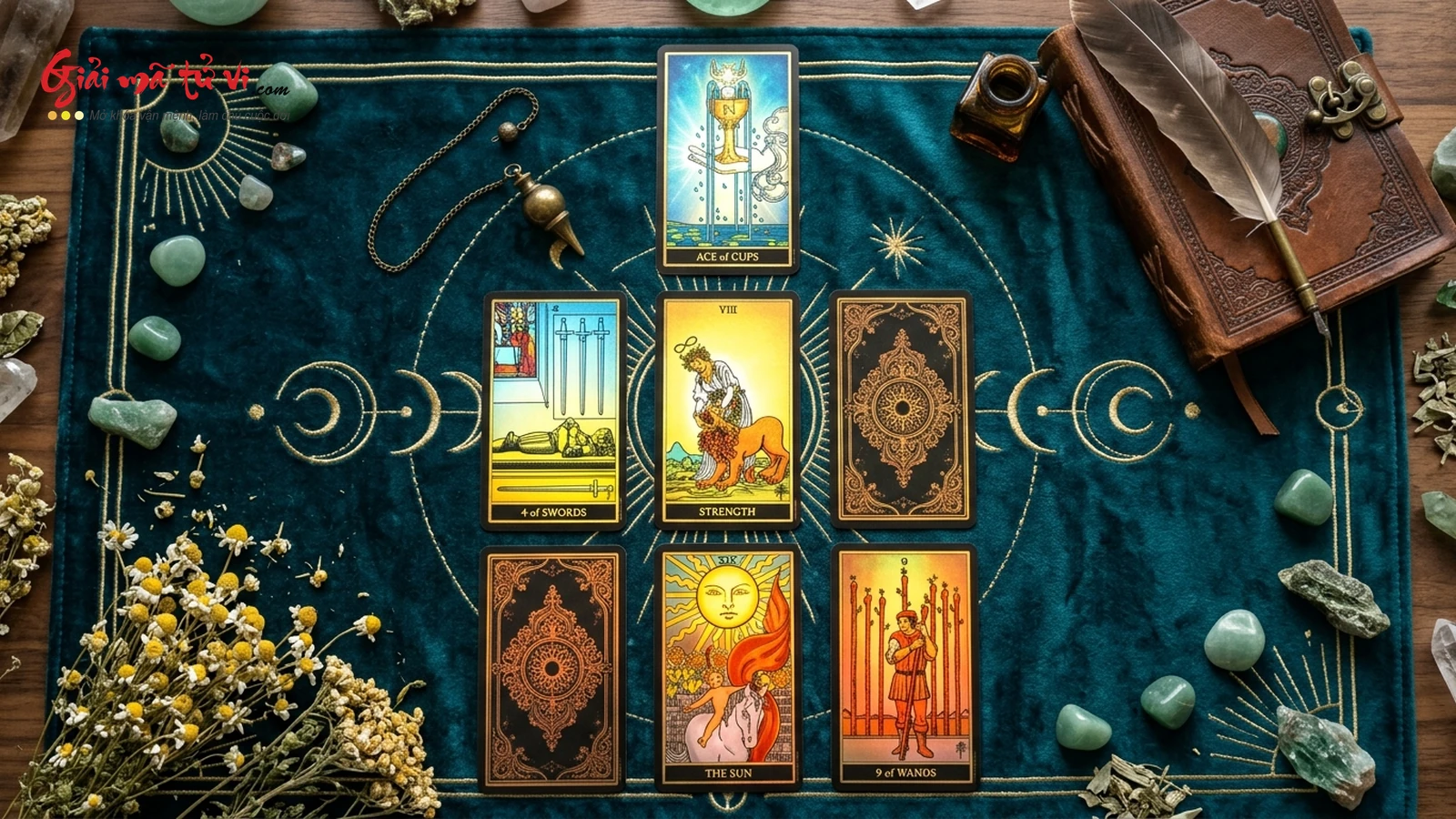 Sơ Đồ 6 Phác Đồ Trải Bài Sức Khỏe Medical Tarot – Góc chụp từ trên cao của trải bài 7 lá bài toàn thân trên thảm nhung xanh ngọc bích, con lắc cảm xạ đồng thau, hoa cúc khô và nhật ký trị liệu