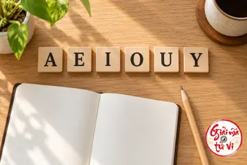 Thẻ gỗ A, E, I, O, U, Y cạnh sổ và bút