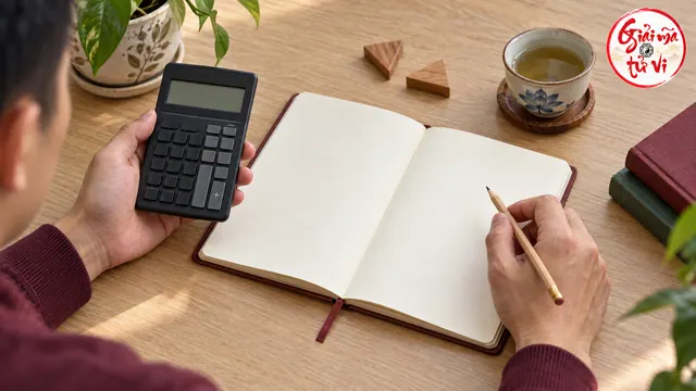 Người đàn ông cầm máy tính bên cuốn sổ mở và hai miếng gỗ tam giác