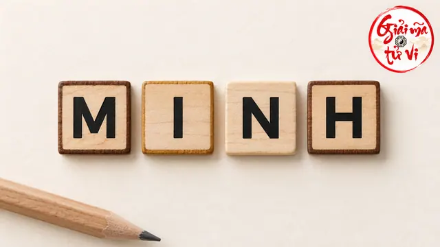 Bốn ô chữ gỗ M, I, N, H xếp từ trái sang phải trên giấy màu kem