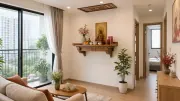 Góc phòng khách chung cư có bàn thờ treo, tượng Phật, bình hoa và lối đi bên phải