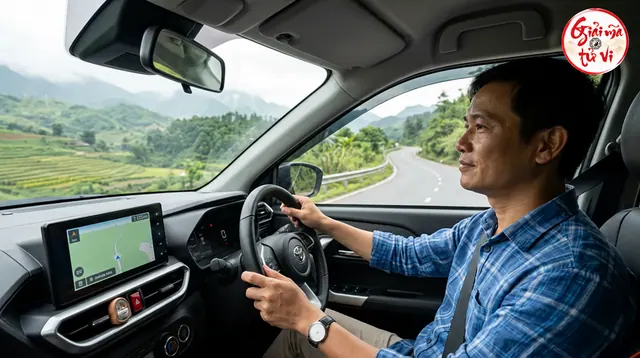 Người đàn ông áo kẻ xanh thắt dây an toàn, hai tay cầm vô lăng, táp-lô không có hương