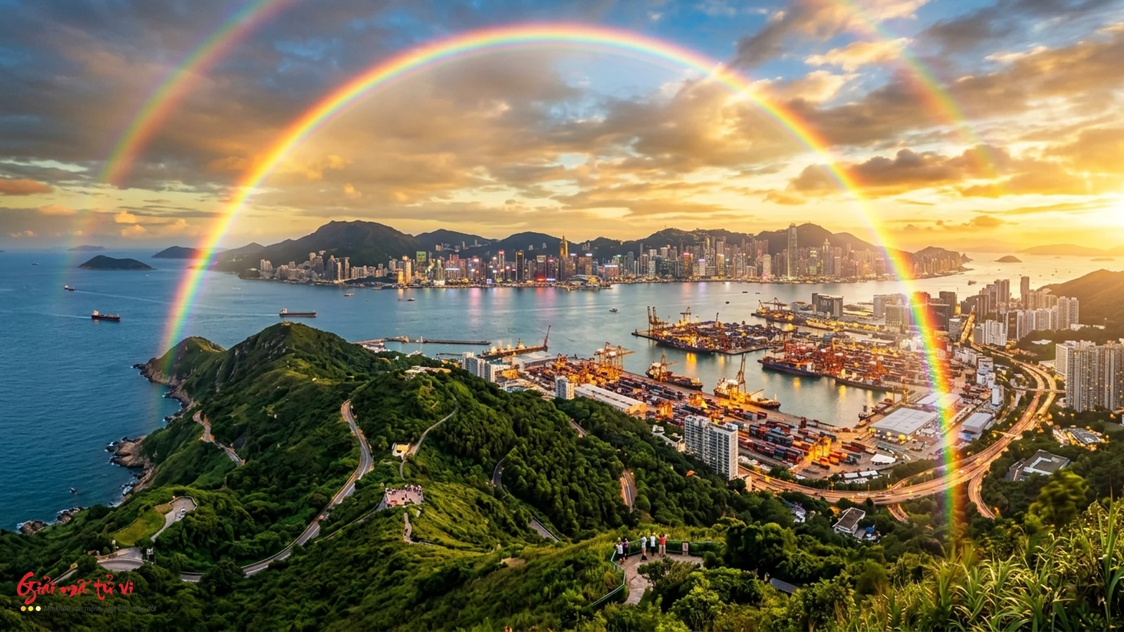 Cầu vồng rực rỡ bắc qua thung lũng xanh hướng về một thành phố cảng giao thương sầm uất