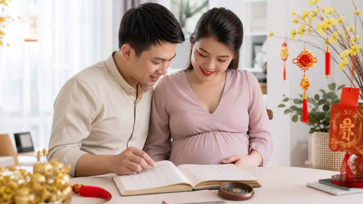 Gia đình đối chiếu lịch âm dương và tham khảo khung tuần thai an toàn sản khoa