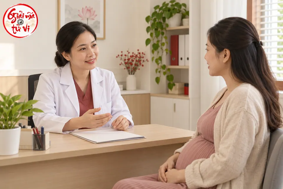 Người phụ nữ trao đổi với nữ nhân viên y tế tại bàn tư vấn